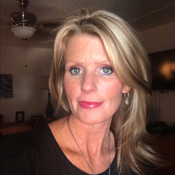 Meet your posher Linda! - Picture 3 of 6